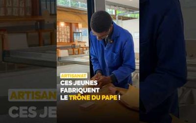 Ces jeunes fabriquent le trône du pape !