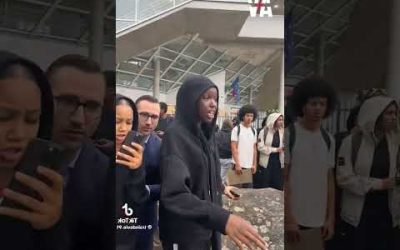Antoine Léaument (LFI) au milieu de lycéens, alors qu’un feu est allumé au pied d’un lampadaire.