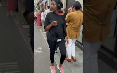 PLUS LA DÉDICACE DE SARAH KNAFO AVANCE, PLUS LA FILE D’ATTENTE S’AGRANDIT.
