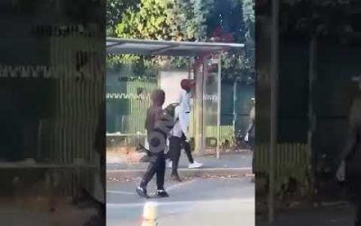 EXCLU- À LA ROCHELLE, LA SITUATION DÉGÉNÈRE TOTALEMENT. UN BUS CAILLASSÉ ET UN ABRIBUS EXPLOSÉ