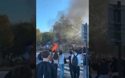 LES BLOQUEURS INCENDIENT UN ROND-POINT À RENNES